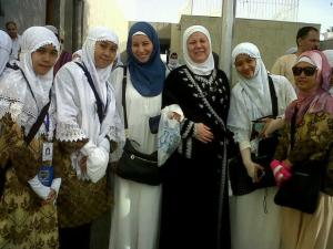 Yang pakai jilbab hitam dan biru dari Timur Tengah. Tampilan fisiknya beda dengan saya dan adik-adik :)